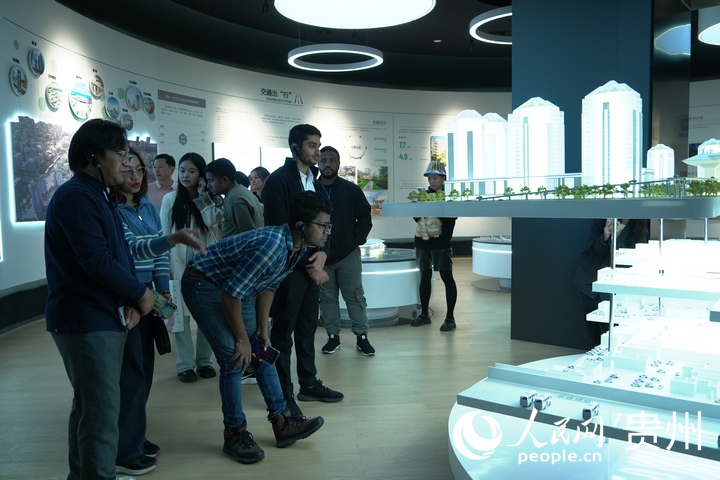 外媒正在觀看廳內的建筑3D模型。人民網 陽茜攝
