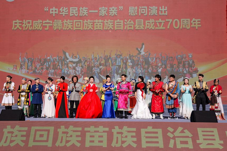 慰問演出現(xiàn)場，中央民族歌舞團演員合影留念。趙慶能攝