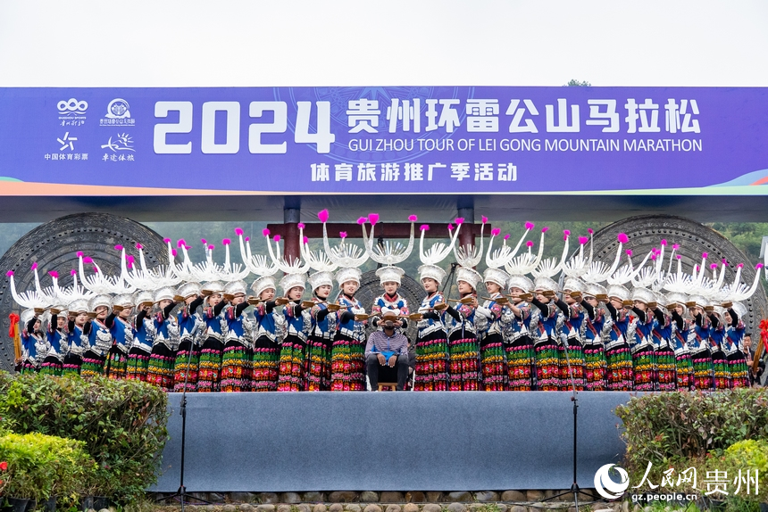 參賽外籍運動員感受苗族“高山流水”。人民網(wǎng)記者 涂敏攝