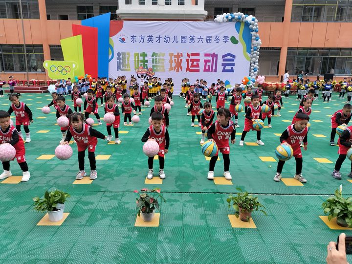 印江東方英才幼兒園小朋友表演節(jié)目。