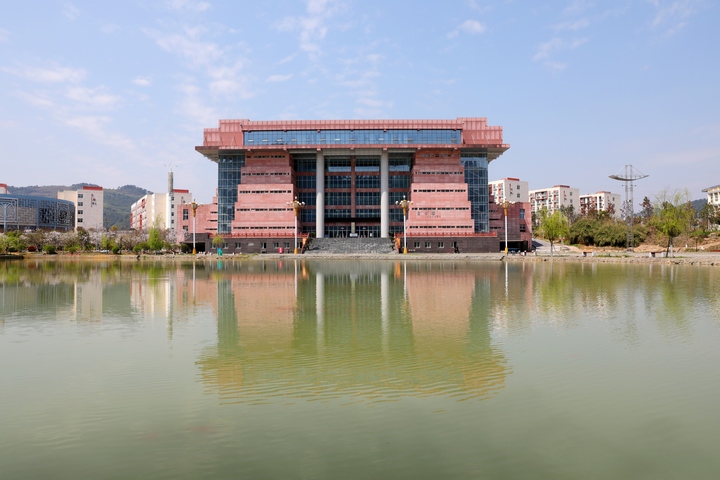 銅仁學(xué)院圖書館。