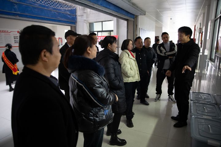 家長與老師面對面交流。謝永奇攝