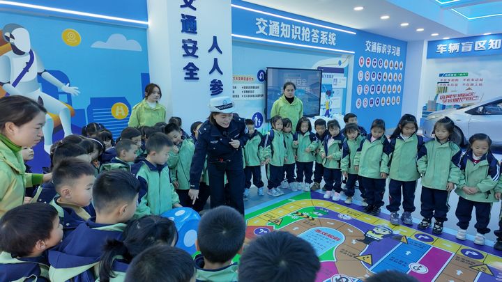 宣傳員給小朋友介紹交通安全小游戲。