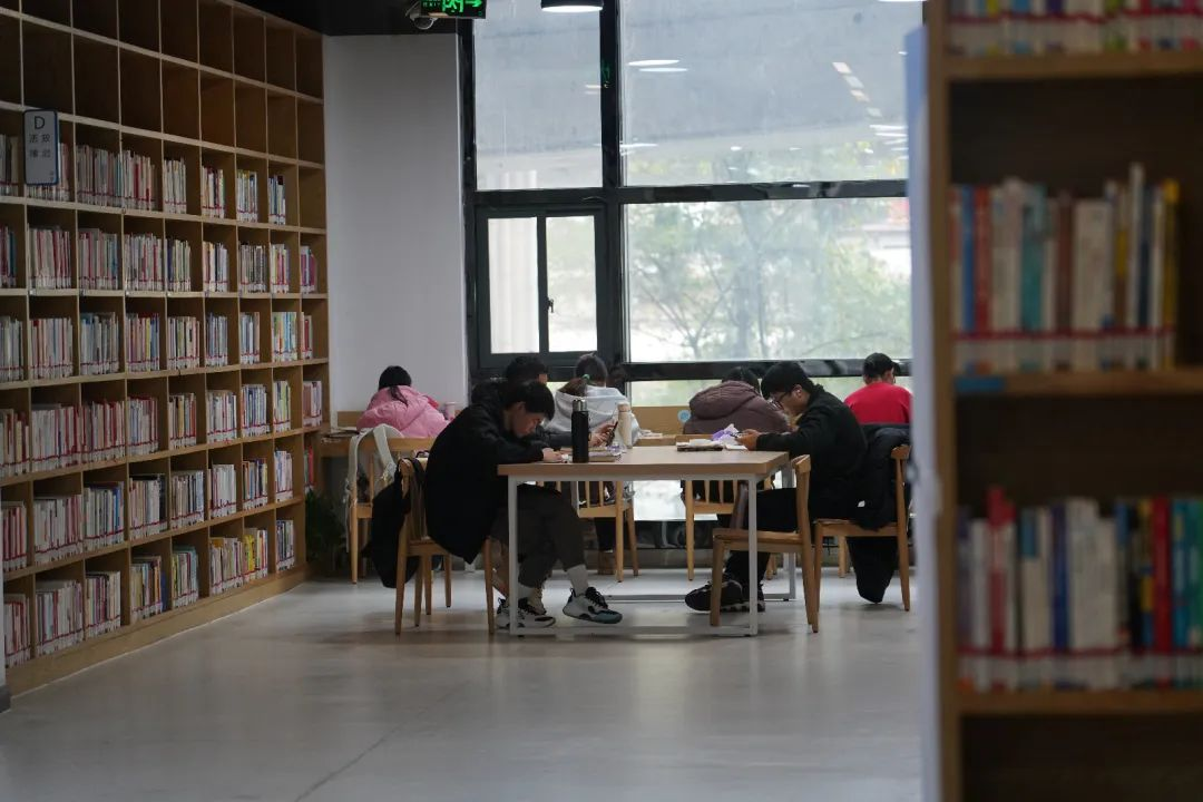南明區(qū)圖書館里讀書“熱”。
