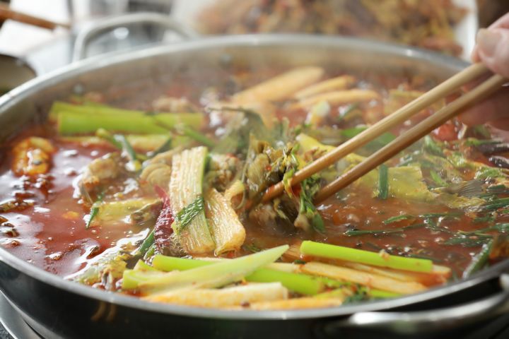 食客們正在夾菜。張碧桃攝