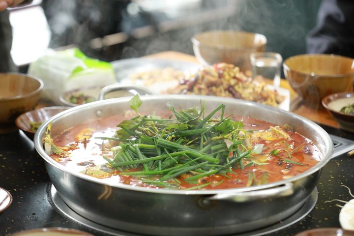 酸湯魚火鍋。張碧桃攝