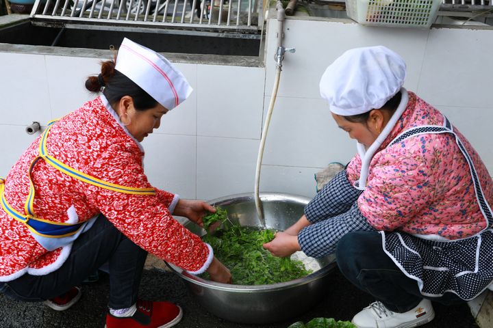 店員正在洗菜。謝達意攝