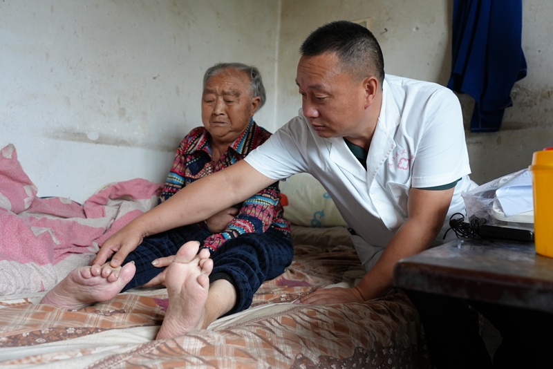 3 湄潭縣為失能老人提供上門服務(wù)