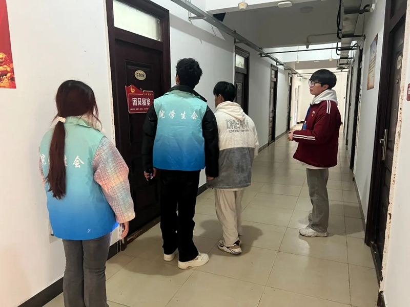 貴州農(nóng)業(yè)職業(yè)學(xué)院團委組織學(xué)生干部深入寢室開展冬季消防安全“敲門”行動 (1)