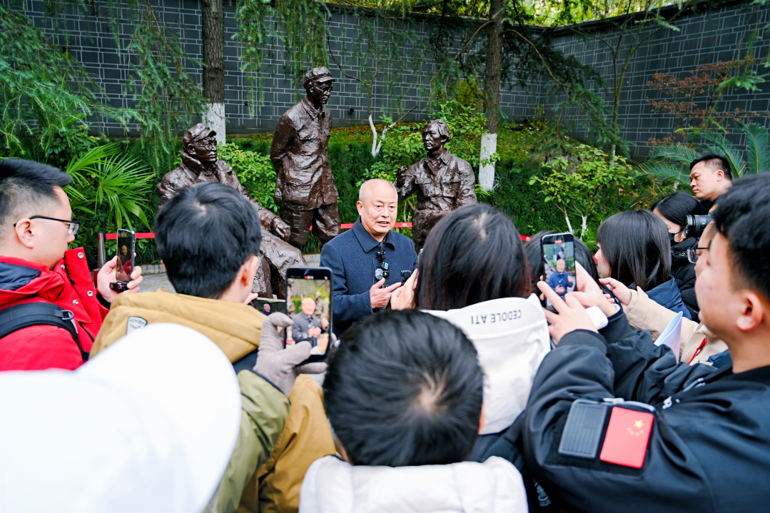 央地媒體記者采訪對(duì)話。