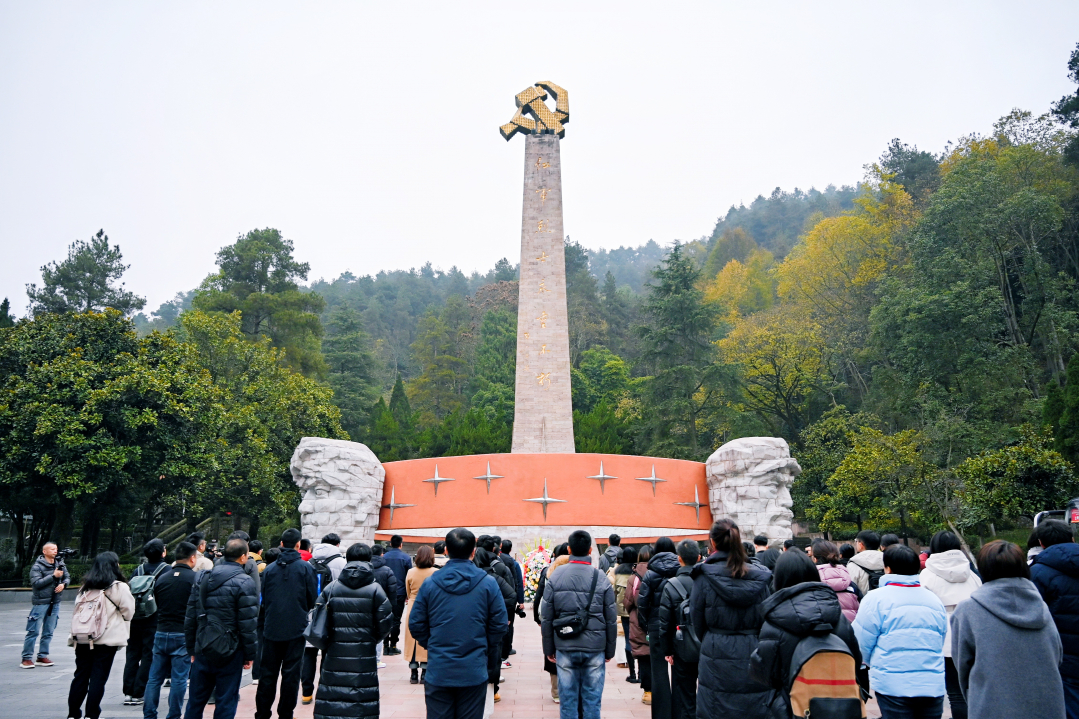 央地媒體記者在遵義市紅軍烈士陵園緬懷先烈。