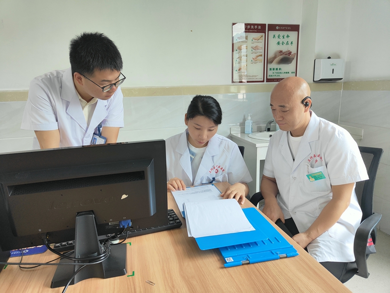 5、銅仁市人民醫(yī)院幫扶專家曾令容到石阡縣中醫(yī)院外二科指導(dǎo)臨床用藥情況  蔡慶潤(rùn)攝