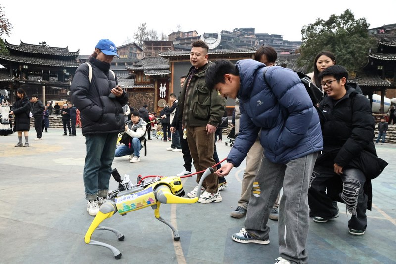 4圖為游客在與智能機器狗握手互動.JPG