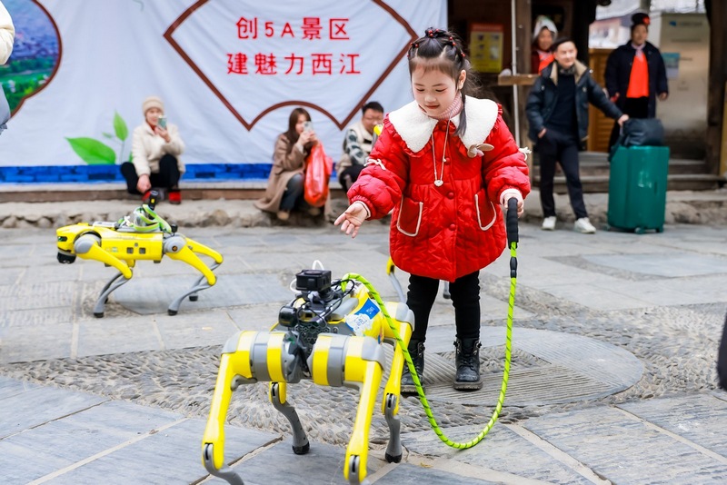 5圖為小朋友在與智能機器狗互動.jpeg