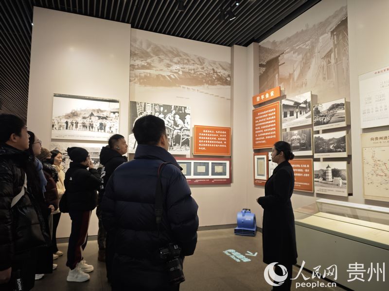 游客參觀遵義會(huì)議陳列館。人民網(wǎng) 黃小桃攝