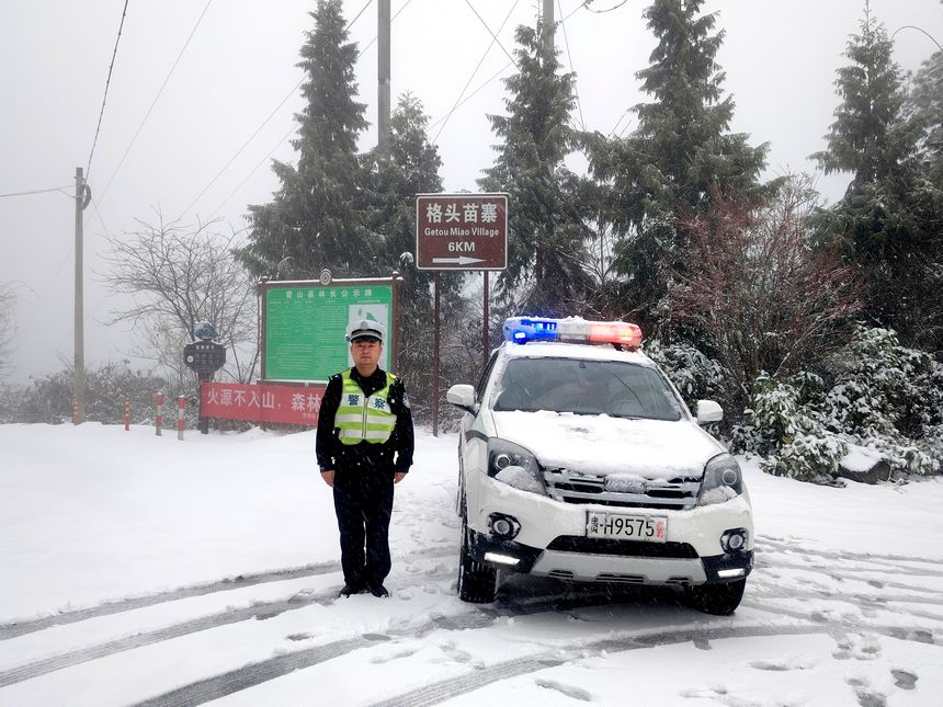 雷山縣公安局交警大隊(duì)輔警在轄區(qū)方祥鄉(xiāng)格頭村岔路口開展提示勸導(dǎo)工作。