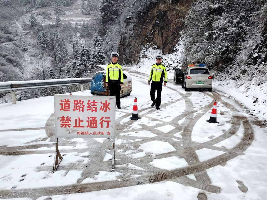 雷山縣公安局交警大隊(duì)輔警在轄區(qū)郎德鎮(zhèn)烏吉民村岔路口開(kāi)展提示勸導(dǎo)工作。