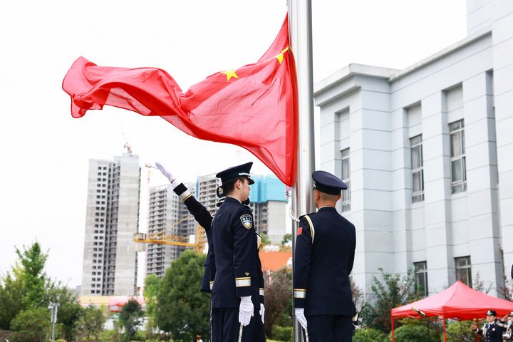 國慶節(jié)升國旗。蔣明勇攝