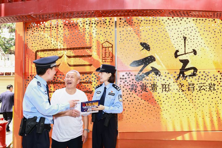 民警在向群眾宣傳反詐知識。蔣明勇攝