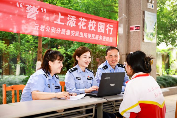 民警進校園為高考學(xué)子辦理身份證。蔣明勇攝