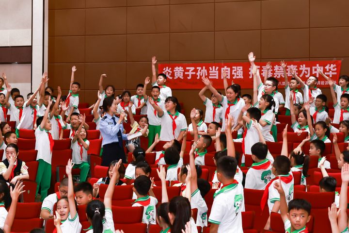 民警走進校園宣傳禁毒知識。蔣明勇攝