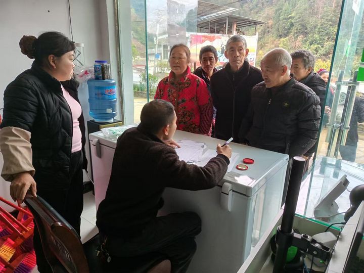 村民排隊(duì)兌換物品。