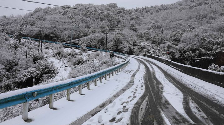 受凝凍影響的G352國道溫水鎮(zhèn)沙壩村至溫水鎮(zhèn)橋頭村路段（習(xí)水縣融媒體中心供圖