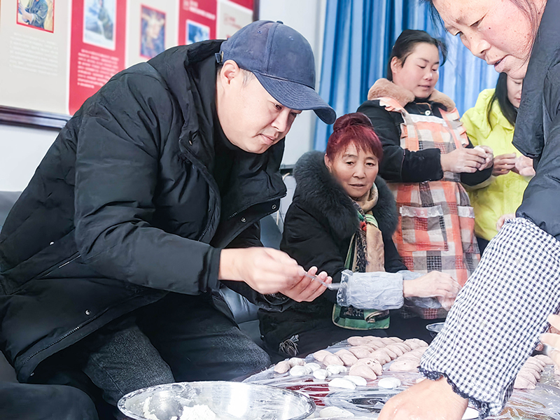 喻莎與村民一起制作特色美食。畢節(jié)公路管理局黔西公路管理段供圖.jpg
