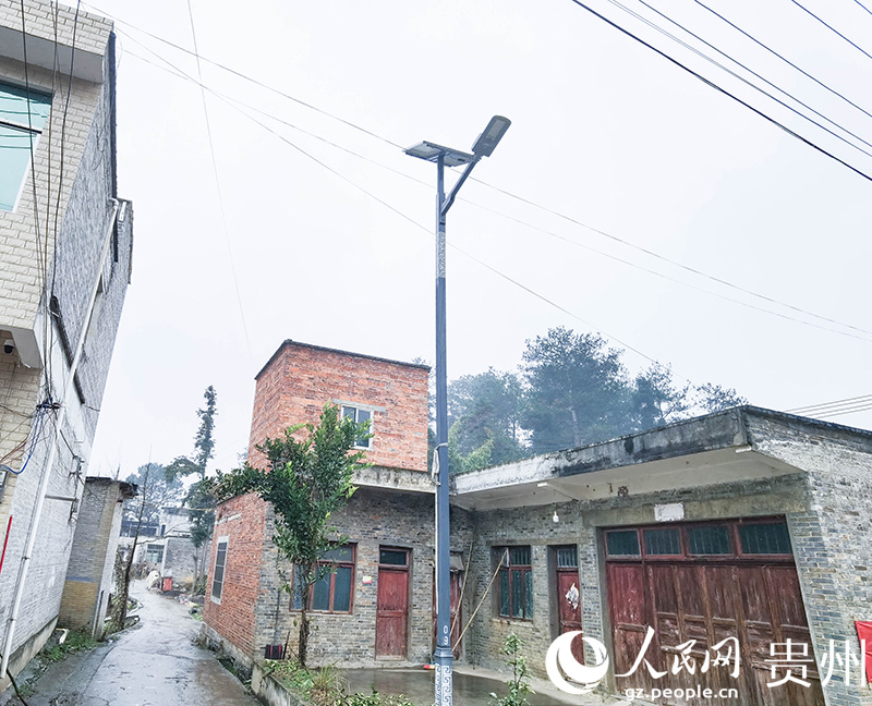 新安裝的太陽能路燈，照亮了周邊群眾的出行路。人民網(wǎng)記者 王秀芳攝