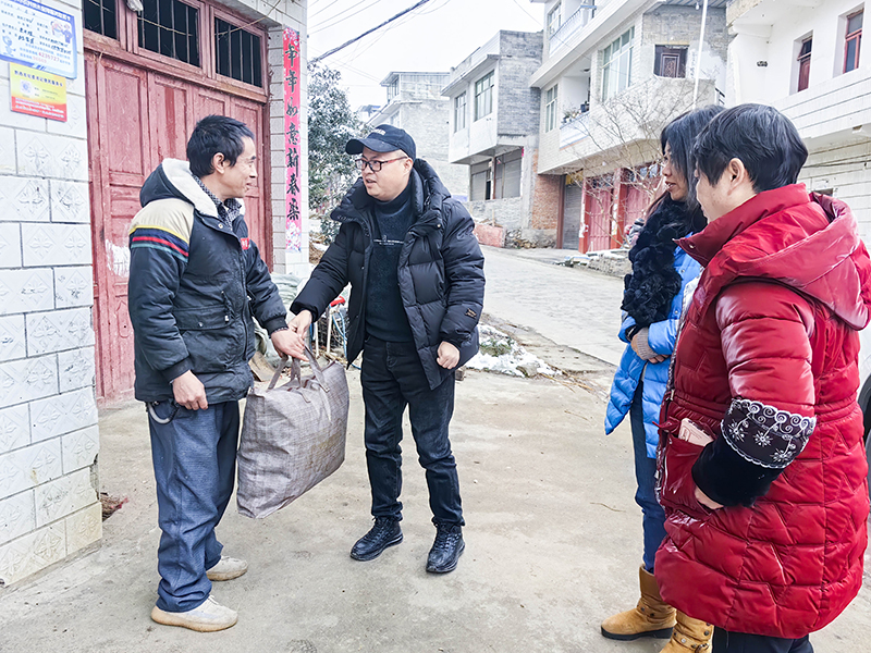 喻莎走訪慰問困難群眾。畢節(jié)公路管理局黔西公路管理段供圖