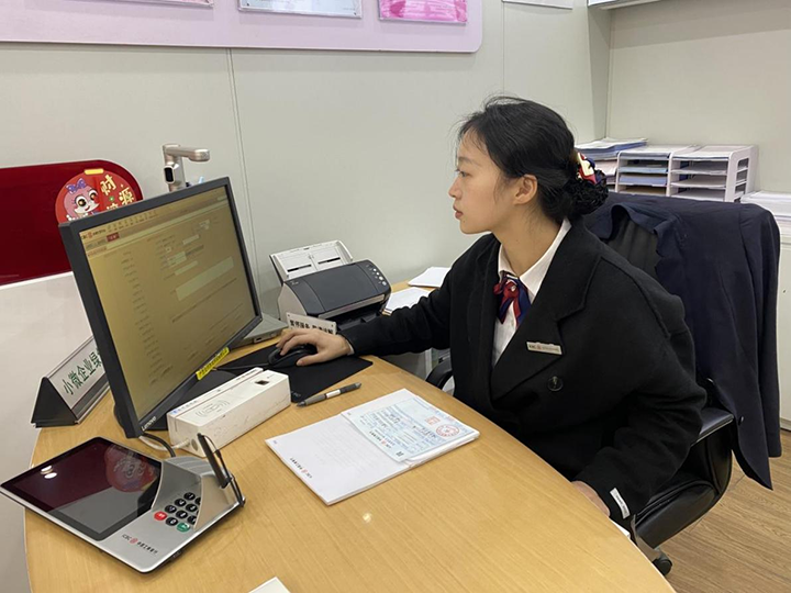 工行工作人員處理資金匯劃流程。