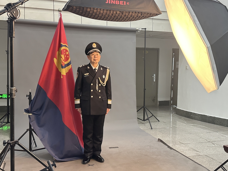 離退休民警拍攝警禮服紀(jì)念照現(xiàn)場(chǎng)。實(shí)習(xí)生 盧俊攝