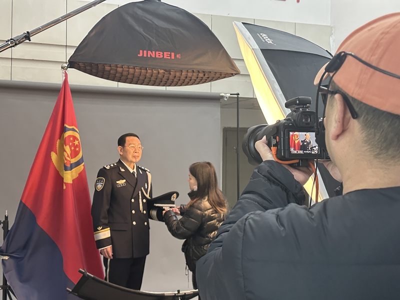 離退休民警拍攝警禮服紀(jì)念照現(xiàn)場(chǎng)。實(shí)習(xí)生 盧俊攝