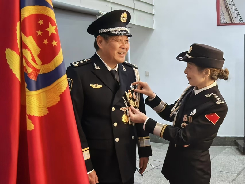 離退休民警整理著裝。蕭亮攝