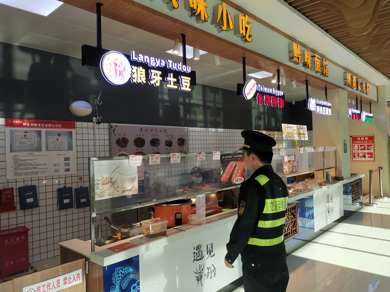 圖為交通執(zhí)法人員對(duì)服務(wù)開(kāi)展食品安全檢查。