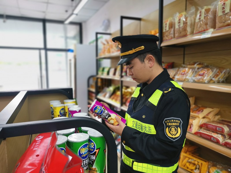 圖為交通執(zhí)法人員開(kāi)展食品安全檢查。
