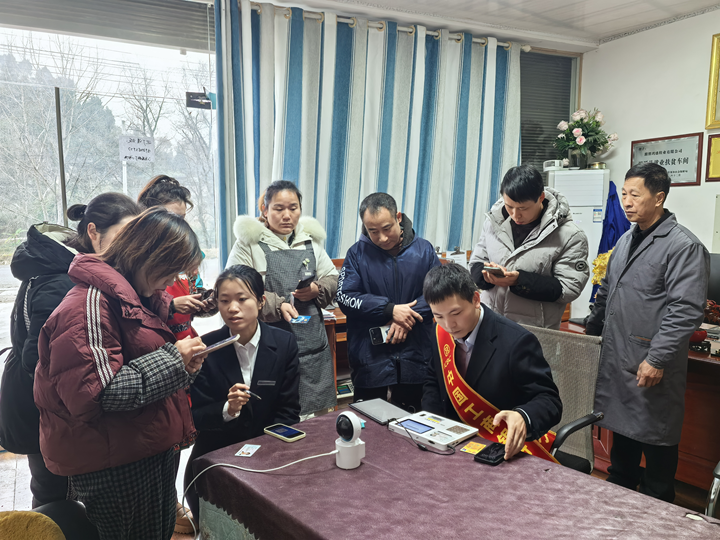 工行工作人員引導(dǎo)企業(yè)員工辦理銀行卡。