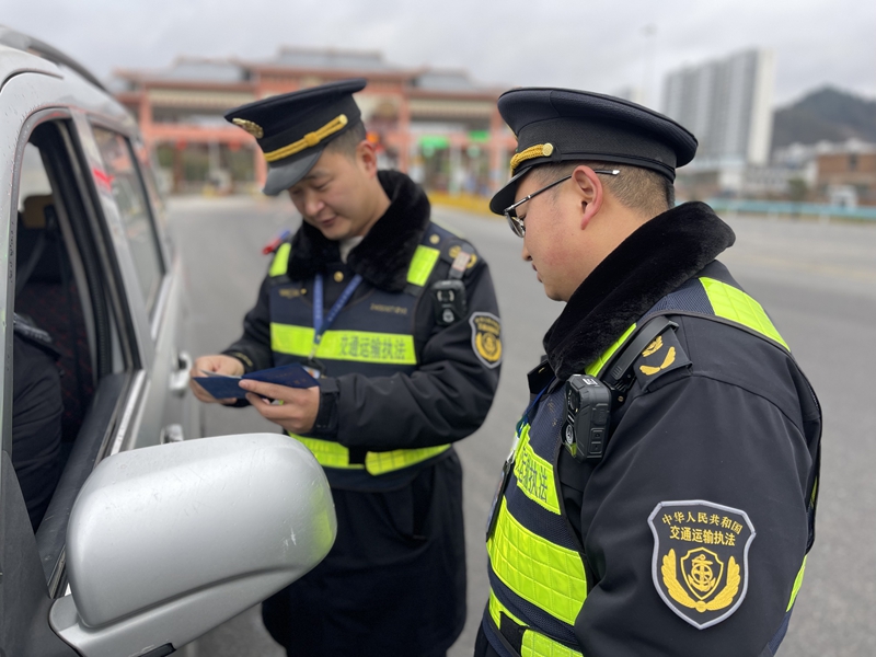 查看網(wǎng)約車駕駛員的證件。