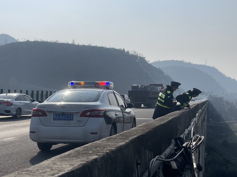 對公路進行巡查。