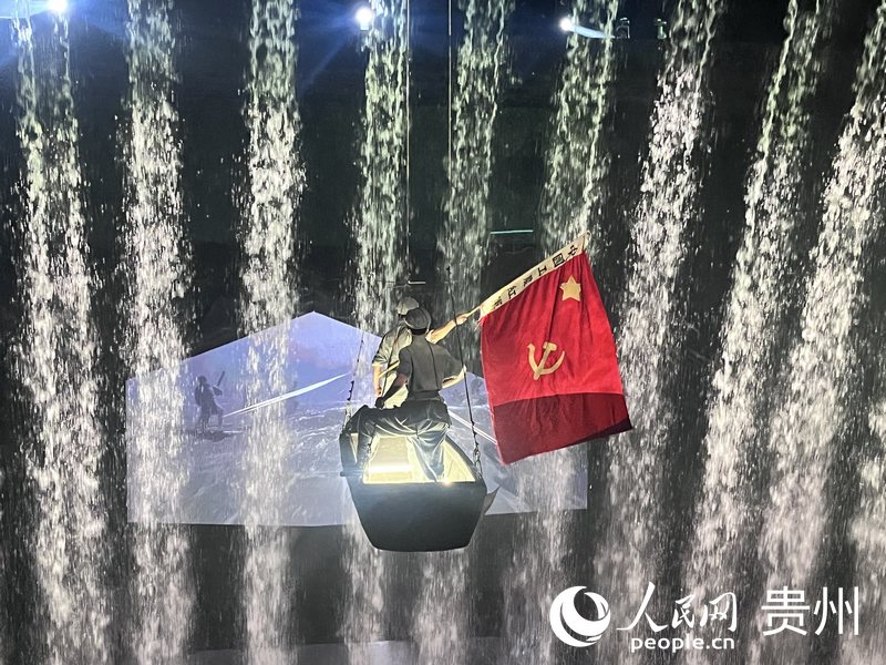 《偉大轉(zhuǎn)折》演出現(xiàn)場，紅軍戰(zhàn)士“騰空”馭舟，越過近30米落差的大瀑布。人民網(wǎng) 陳潔泉攝