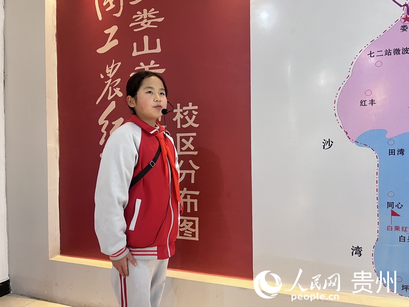 在婁山關(guān)紅軍小學(xué)，“小紅軍宣講員”馬興燁正在講述“婁山關(guān)大捷”的故事。人民網(wǎng) 陳潔泉攝