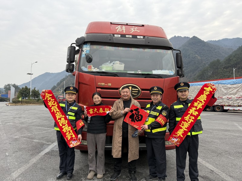 1 為大貨車夫婦送“春聯(lián)。.jpg