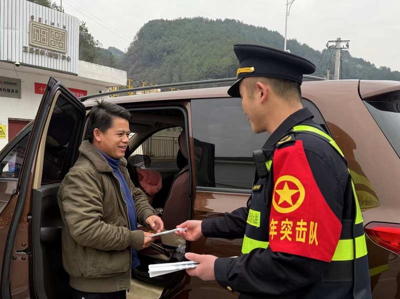 2 為返鄉(xiāng)司乘人員送車載垃圾袋。.jpg