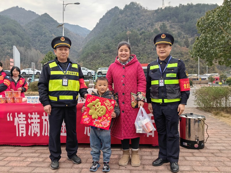 4 在溫泉服務(wù)區(qū)為返鄉(xiāng)司乘人員送“?！弊?。.jpg
