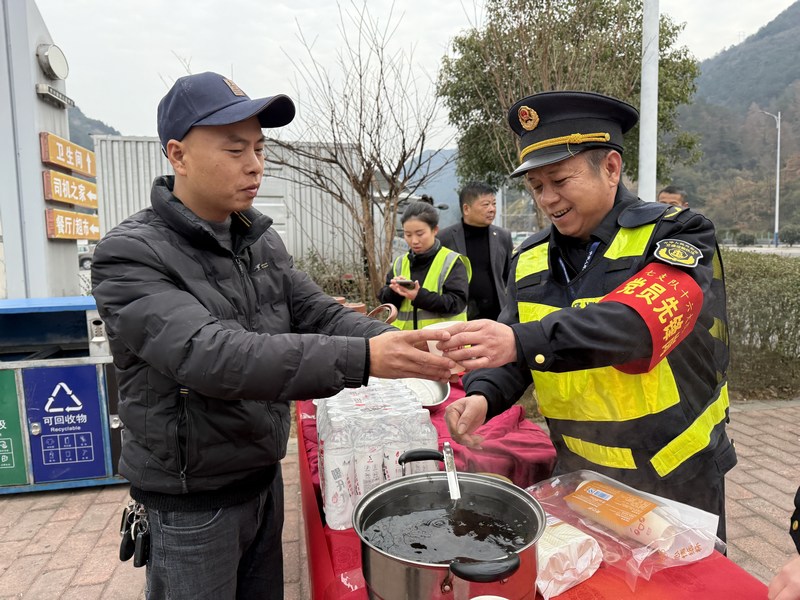 5 在溫泉服務(wù)區(qū)為司乘人員送暖心姜茶。.jpg