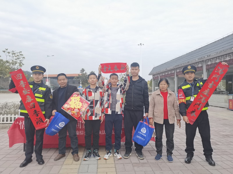 4 貴州省交通運(yùn)輸綜合行政執(zhí)法七支隊(duì)十一大隊(duì)，2025年1月14日，執(zhí)法人員與司乘朋友合影。向佳佳 攝.jpg