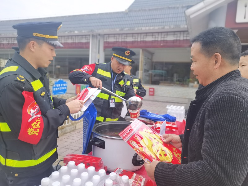 5 貴州省交通運(yùn)輸綜合行政執(zhí)法七支隊(duì)十一大隊(duì)，2025年1月14日，執(zhí)法人員在S15松從高速黎平服務(wù)區(qū)開展志愿服務(wù)活動(dòng)。向佳佳 攝.jpg