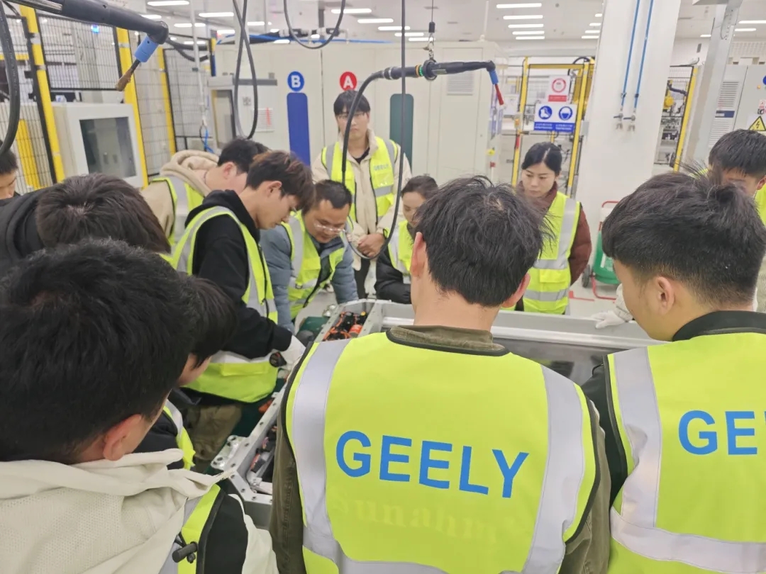 學校2021級汽車制造與試驗技術專業(yè)的21名學子，在吉利汽車衢州基地進行為期8個月的深度實踐學習。