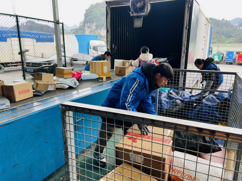 3、中通工作人員從快遞貨車上卸貨。.jpg