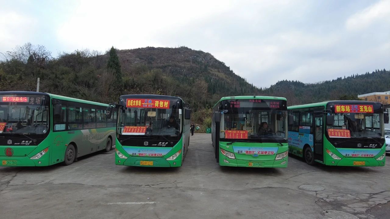 整裝待發(fā)的公交車。